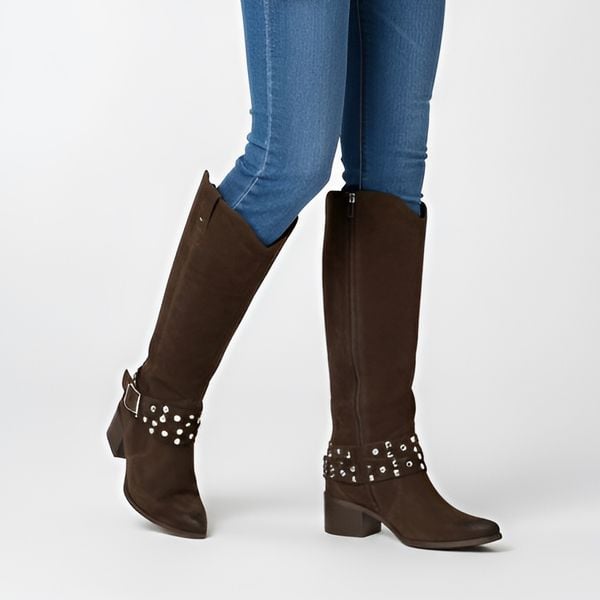 Kozaki damskie Karino, wysoka welurowa cholewka ze skóry i na stabilnym klocku, brązowe, 5784-05-F. Brązowe kozaki Karino, bez wzorów, ze skóry, przed kolano, bez obcasa, na obcasie, bez zapięcia. Za 659,00 zł.