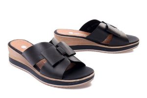 RIEKER REMONTE D6456-00 black, klapki damskie. Czarne klapki Rieker Remonte, bez wzorów, ze skóry, bez obcasa, na koturnie. Za 237,93 zł.