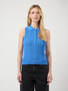 YAS Top w kolorze niebieskim rozmiar: S. Niebieskie topy YAS, s, bez wzorów, z wiskozy, klasyczne, bez kołnierzyka, bez ramiączek. Za 120,24 zł.