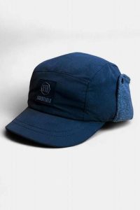 Czapka typu „trapper” dla dorosłych, unisex, z podszewką z polaru – kruczoczarna. Czarne czapki AFTER ESSENTIALS, z aplikacjami, z polaru, militarne. Za 88,00 zł.