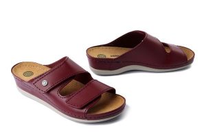 DR. BRINKMANN 700617-41 bordeaux, klapki damskie. Czerwone klapki Dr. Brinkmann, bez wzorów, ze skóry, bez obcasa, na koturnie. Za 239,90 zł.