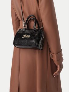 Guess Torebka J6BZ09 W3976 Czarny. Czarne kuferki Guess, z aplikacjami, ze skóry, bez dodatków. Za 234,99 zł.