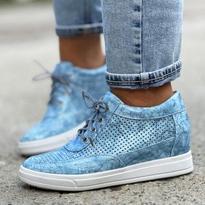 Sneakersy, botki damskie M.Daszyński Sa143-1bl. Niebieskie botki M.Daszyński, w ażurowe wzory, ze skóry, bez obcasa, na obcasie, bez zapięcia. Za 139,00 zł.