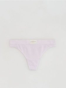 Majtki stringi - lawendowy. Fioletowe stringi Reserved, bez wzorów, z dzianiny. Za 29,99 zł.