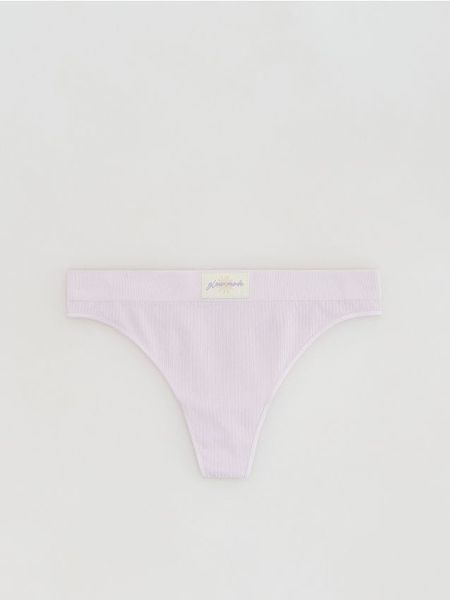 Majtki stringi - lawendowy. Fioletowe stringi Reserved, bez wzorów, z dzianiny. Za 29,99 zł.