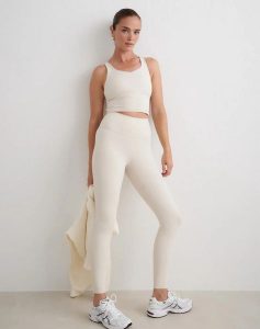 Damskie legginsy, wysoki stan, squat proof, modelujące Sculpting Fit beżowe. Brązowe legginsy AIM'N, bez wzorów, z materiału, z podwyższonym stanem, długie. Za 391,00 zł.