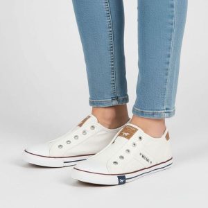 Trampki damskie Mustang, cholewka z materiału wsuwana konstrukcja z elastycznymi wstawkami klasyczna forma niska podeszwa zapewniająca komfort na co. Białe trampki Mustang, bez wzorów, bez zapięcia. Za 209,00 zł.