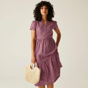Sukienka casual damska Orla Kiely Tiered Midi. Fioletowe sukienki Regatta, na co dzień, bez wzorów, z bawełny, casualowe, bez kołnierzyka, bez ramiączek, midi, proste. W wyprzedaży za 286,00 zł.