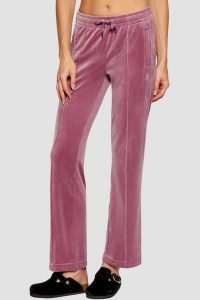 JUICY COUTURE Lawendowe spodnie dresowe damskie z cyrkoniami Tina, Rozmiar S. Fioletowe spodnie dresowe Juicy Couture, s, bez wzorów, z dresówki. W wyprzedaży za 360,99 zł.