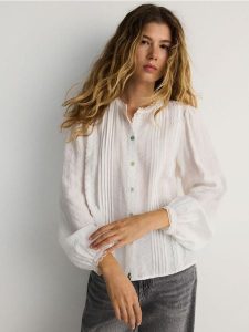 Koszula z koronką - biały. Białe koszule Reserved, l, bez wzorów, z koronki, bez kołnierzyka, bez ramiączek. W wyprzedaży za 89,99 zł.