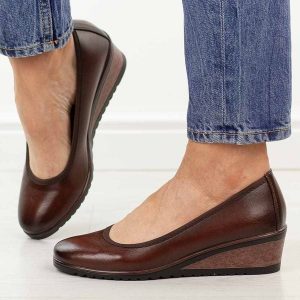 Brązowe czółenka damskie na koturnie Vinceza 58628. Brązowe czółenka VINCEZA, bez wzorów, z jeansu, z okrągłym noskiem, bez obcasa, na koturnie, bez zapięcia. W wyprzedaży za 148,72 zł.