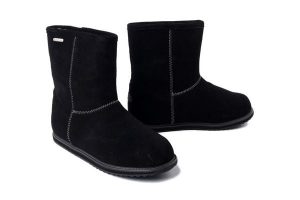 EMU AUSTRALIA Brumby Lo Teens 2.0 T13225 black, botki damskie. Czarne botki EMU Australia, bez wzorów, z wełny, bez obcasa, bez zapięcia. Za 479,90 zł.