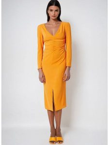 Monki Sukienka w kolorze pomarańczowym rozmiar: 34. Pomarańczowe sukienki Monki, na co dzień, bez wzorów, bez kołnierzyka, bez ramiączek, midi, proste. Za 39,99 zł.