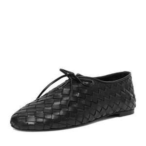 Półbuty GINO ROSSI. Czarne półbuty Gino Rossi, bez wzorów, bez obcasa, na płaskiej podeszwie, bez zapięcia. Za 379,99 zł.