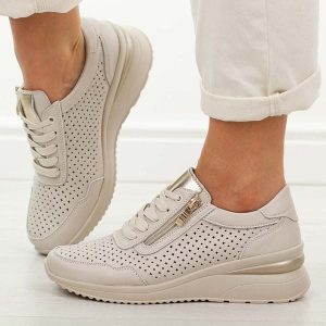 Beżowe skórzane ażurowe półbuty damskie Vinceza 95402. Białe półbuty VINCEZA, na lato, w ażurowe wzory, z jeansu, z okrągłym noskiem, bez obcasa, na koturnie, bez zapięcia. W wyprzedaży za 215,10 zł.