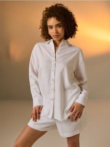 Koszula oversize z domieszką lnu - biały. Białe koszule Sinsay, l, bez wzorów, bez kołnierzyka, bez ramiączek. Za 39,99 zł.