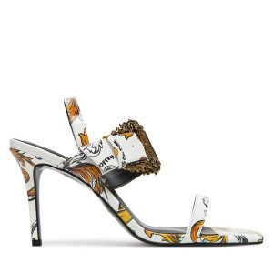 Sandały Versace Jeans Couture. Białe sandały Versace Jeans Couture, bez wzorów, z jeansu, bez obcasa, na szpilce, bez zapięcia. Za 523,99 zł.