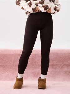 Prążkowane legginsy - brązowy. Brązowe legginsy Sinsay, bez wzorów, prążkowane. Za 39,99 zł.