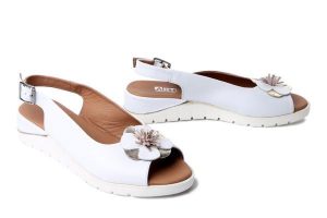 Artiker Relaks 58C3183 Biały, sandały damskie. Białe sandały Artiker Relaks, bez wzorów, ze skóry, bez obcasa, na koturnie, bez zapięcia. Za 229,90 zł.