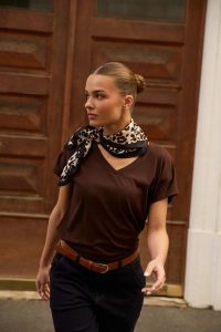 Apaszka w panterkę brązowa. Brązowe apaszki i chusty MOODO, bez wzorów, z poliesteru. Za 34,99 zł.