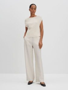 Someday Sweter "Tanee" w kolorze beżowym rozmiar: S. Brązowe swetry oversize someday., s, bez wzorów, bez ramiączek. Za 155,15 zł.