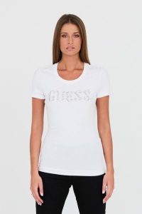 GUESS Biały damski t-shirt bawełniany Stones Logo Tee, Rozmiar L. Białe t-shirty Guess, l, z aplikacjami, z bawełny, bez kołnierzyka, bez ramiączek. W wyprzedaży za 202,99 zł.