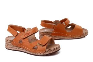 HELIOS KOMFORT 138 j. brąz, sandały damskie. Brązowe sandały HELIOS KOMFORT, bez wzorów, ze skóry, bez obcasa, na koturnie, bez zapięcia. Za 178,43 zł.