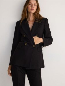 Dwurzędowa marynarka z dodatkiem wiskozy - czarny. Czarne marynarki i żakiety Reserved, l, bez wzorów, z tkaniny. W wyprzedaży za 159,99 zł.