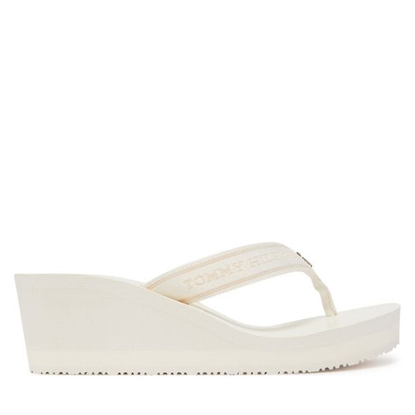 Japonki Tommy Hilfiger. Białe klapki TOMMY HILFIGER, bez wzorów, bez obcasa. Za 179,99 zł.