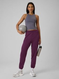 4F Spodnie dresowe joggery z modalem damskie - fioletowe L. Fioletowe spodnie dresowe 4f, l, bez wzorów, z dresówki. Za 159,99 zł.