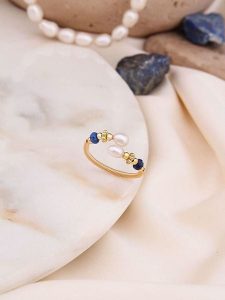 Pierres de Jade Pozłacany pierścionek z perłą i kryształami rozmiar: onesize. Białe pierścionki Pierres de Jade, z kryształem, pozłacane. Za 26,99 zł.