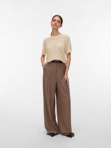 Vero Moda Sweter "Jaqueline" w kolorze beżowym rozmiar: XS. Brązowe swetry oversize Vero Moda, xs, bez wzorów, ze splotem, bez ramiączek. Za 74,99 zł.