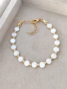 Nakkash Pozłacana bransoletka z masą perłową rozmiar: onesize. Białe bransoletki Nakkash, z perłą, pozłacane. Za 79,03 zł.