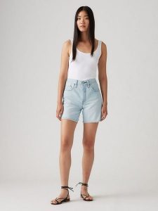 Levi's Szorty dżinsowe w kolorze błękitnym rozmiar: W30. Niebieskie szorty Levi's®, z aplikacjami, klasyczne, z podwyższonym stanem. Za 136,45 zł.