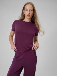 4F T-shirt regular gładki damski - fioletowy M. Czerwone t-shirty 4f, m, bez wzorów, z dzianiny, bez kołnierzyka, bez ramiączek. Za 79,99 zł.