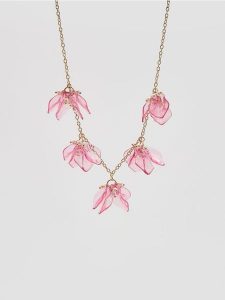 Naszyjnik z zawieszkami - różowy. Czerwone naszyjniki Reserved. Za 89,99 zł.