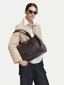 Calvin Klein Torebka Buckle Medium Work Tote LV04F3549G Brązowy. Brązowe torebki klasyczne Calvin Klein, bez wzorów, ze skóry, bez dodatków. Za 674,99 zł.