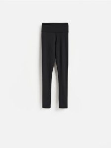 Gładkie legginsy - czarny. Czarne legginsy Reserved, bez wzorów, z dzianiny. Za 89,99 zł.