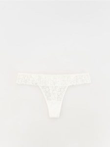 Majtki typu stringi - złamana biel. Stringi Reserved, bez wzorów. W wyprzedaży za 29,99 zł.