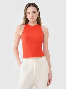 4F Top w kolorze czerwonym rozmiar: S. Czerwone topy 4f, s, bez wzorów, bez kołnierzyka, bez ramiączek. Za 30,49 zł.