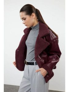 Trendyol Kurtka w kolorze bordowym ze skóry syntetycznej rozmiar: L. Czerwone kurtki Trendyol, l, bez wzorów, ze skóry, bez kaptura. Za 187,07 zł.