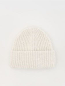Czapka beanie z domieszką wełny - złamana biel. Czapki Reserved, bez wzorów, z wełny. W wyprzedaży za 32,99 zł.