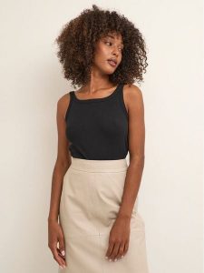 Kaffe Top Carna 10507348 Czarny Shaped Fit. Czarne topy Kaffe, xl, bez wzorów, z bawełny, bez kołnierzyka, bez ramiączek. Za 89,99 zł.
