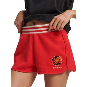 Spodenki turystyczne damskie Superdry Vintage Colegiate. Czerwone spodenki sportowe Superdry, bez wzorów, z bawełny, sportowe. W wyprzedaży za 135,65 zł.