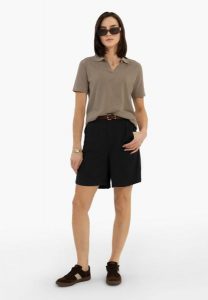 Szorty z lnem P-ELYS. Czarne szorty Volcano, bez wzorów, ze lnu, z podwyższonym stanem. Za 139,99 zł.