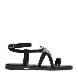 Sandały DeeZee. Czarne sandały DeeZee, bez wzorów, bez obcasa, na płaskiej podeszwie, bez zapięcia. Za 99,99 zł.