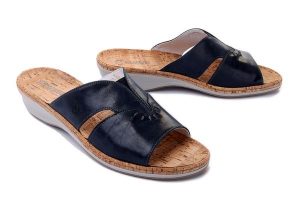 SUAVE 700354-05 ultramarine, klapki damskie. Niebieskie klapki Suave, bez wzorów, bez obcasa, na koturnie. Za 176,94 zł.