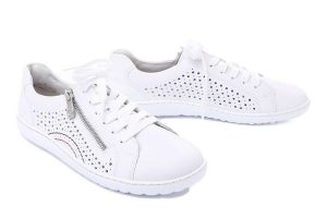 RIEKER 52824-80 white, półbuty damskie. Białe półbuty Rieker, bez wzorów, bez obcasa, bez zapięcia. Za 329,90 zł.