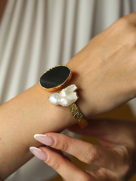 L'Atelier de Gaia Pozłacana bransoletka z elementami ozdobnymi rozmiar: onesize. Białe bransoletki L'Atelier de Gaia, z onyksem, pozłacane. Za 135,17 zł.