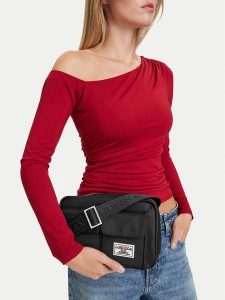 Guess Jeans Torebka CWBEO-GUESS-B-005-10 Czarny. Czarne listonoszki Guess Jeans, z aplikacjami, z jeansu, bez dodatków. Za 179,99 zł.